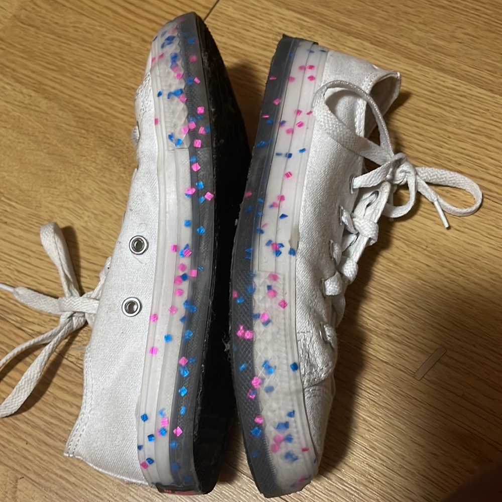 KIDS CONVERSE ALL STAR WHITE WITH SPRINKLED PINK AND BLUE BOTTOM